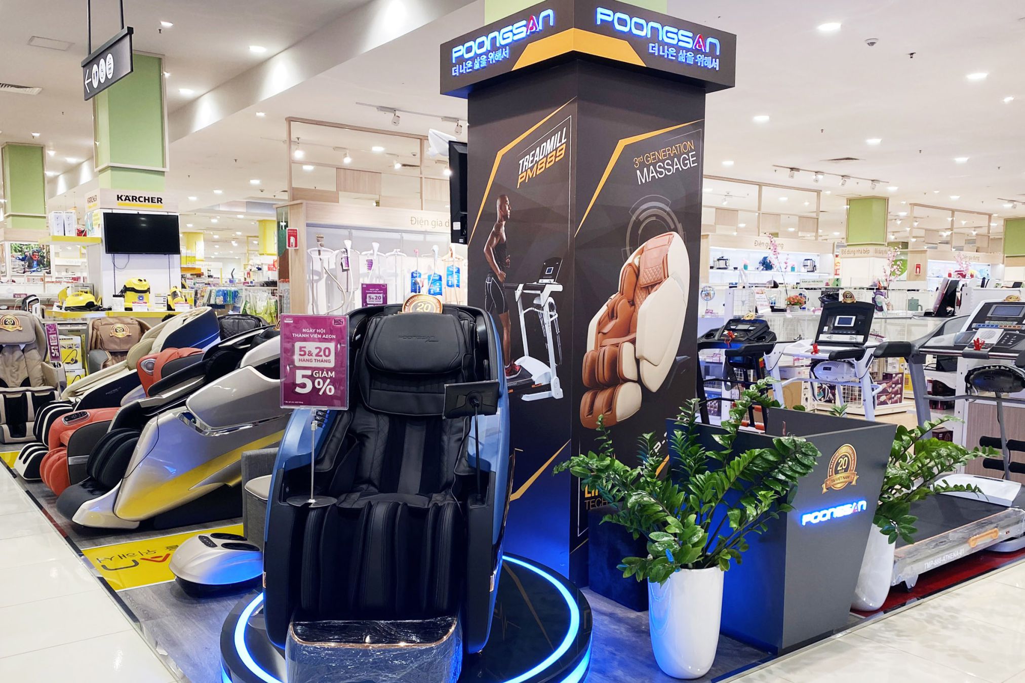 Không gian showroom diện tích lớn trưng bày đầy đủ ghế massage chính hãng